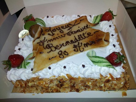 Fraisier ( plaque d'anniversaire: pâte d'amande) 